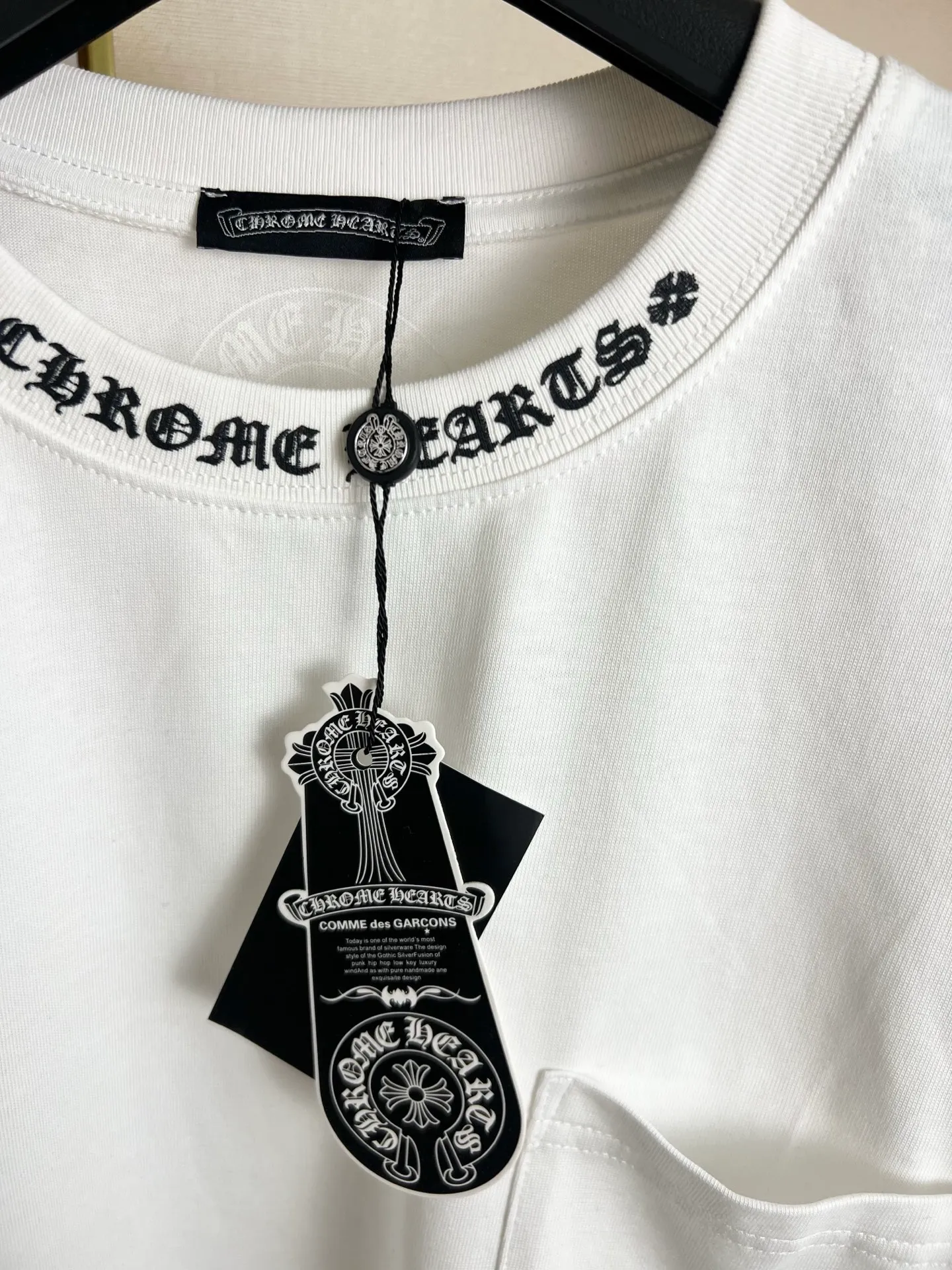 P220 Size: S/M/L/XL Black/White Unisex Chrome Hearts black arm collar Sanskrit long-sleeved T-shirt, simple and classic, highly recommended for inner wear. The material is very skin-friendly and a super good-looking T-shirt. It is perfect whether worn as inner wear or alone. The printed neckline design is full of personality ~ ⚠️Washing method: Dry clean or fast machine wash in cold water on the inside out and dry naturally! Avoid soaking in warm water